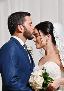 Noivo beijando noiva no casamento