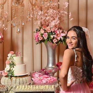 adolescente festejando 15 anos debutante